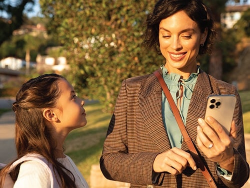 Donna e bambina con smartphone